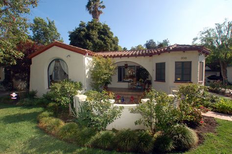 Spanish in Northwest Glendale Windenburg House, Monterey Colonial, Spanish Exterior, Spanish Colonial Homes, Mediterranean Mansion, Spanish Bungalow, Terracotta Roof, Mediterranean Interior, Santa Anita