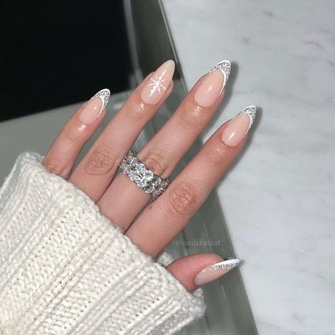 Almond Medium Nails, Winter Nails Design Ideas, Christmas Candy Nails, White Winter Nails, Winter Nails Design, Nye Nails, White Gel Nails, Trendy Nail Designs, Simple Spring Nails