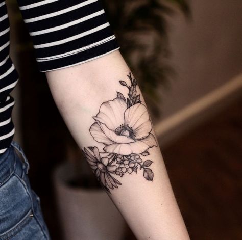 Poppy Tattoo Black And White, Amapola Tattoo, Hawthorn Tattoo, Diana Severinenko, Poppy Tattoos, Poppy Flower Tattoo, Flower Tattoo Drawings, Poppies Tattoo, Big Butterfly