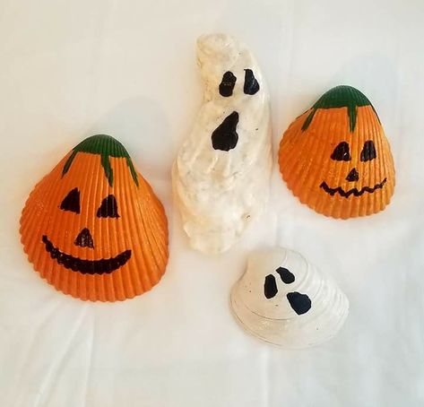 Pumpkin Shells Crafts, Halloween Shell Painting, Halloween Seashell Crafts, Fall Seashell Crafts, Halloween Shell Crafts, Halloween Painted Shells, How To Clean Sea Shells From The Beach, Painting On Seashells Ideas, Halloween Seashells