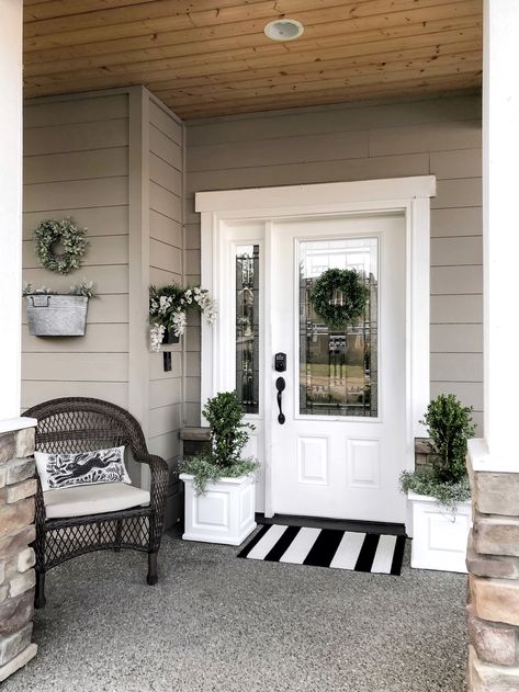 Modern Farmhouse Porch Ideas, Farmhouse Palette, Rustic Farmhouse Front Porches, Front Porch Refresh, Cottage Front Porch, Bright Cottage, House Facelift, Farmhouse Porches, Porch Refresh