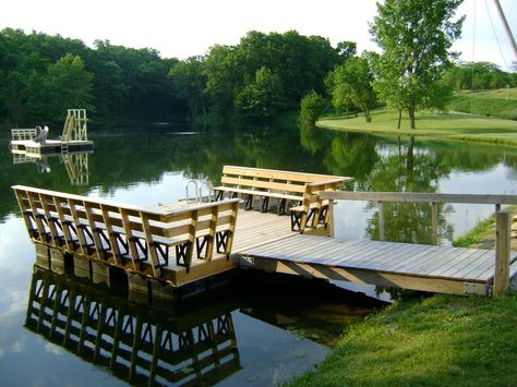 Backyard pond with pier Pond Dock, Floating Dock Plans, Building A Dock, Dock Ideas, Lake Landscaping, Farm Pond, Fishing Dock, Lake Dock, Summer Cabin