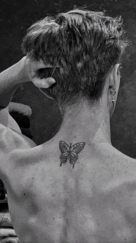 Back Of Neck Tattoo Men, Simple Neck Tattoos, Tattoo Papillon, Mens Butterfly Tattoo, Butterfly Neck Tattoo, Tattoo Homme, Small Cross Tattoos, Wing Tattoo Men, Butterfly Tattoo On Shoulder