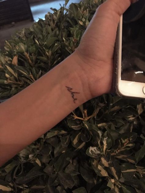 Lesbian Finger Tattoo, Discreet Lesbian Tattoo, Lesbian Tattoo Aesthetic, She Tattoo, Subtle Gay Tattoo, Wlw Tattoo Ideas, Gay Tattoo Ideas, Lesbian Tattoo Ideas Design, Sapphic Tattoo Ideas