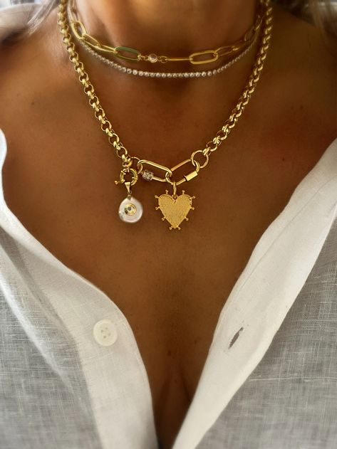 Heart Charm Necklaceheart Rolo Chain Necklace - Etsy Charm Necklace Stack, Outfit Accessories Ideas Jewelry, Multi Charm Necklace, Dainty Necklace Stack, Charm Necklace Ideas, Necklace Layering Ideas, Gold Necklace Outfit, Gold Necklace Stack, Gold Link Chain Necklace