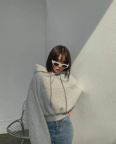 Preppy Aesthetic Outfits, Mod Girl, Y2k Preppy, Preppy Aesthetic, Crop Hoodie, Causual Outfits, Instagram Photo Inspiration, Crop Top Sweater, Branded Sweatshirts