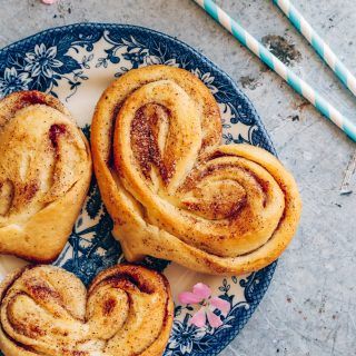 Sweet and fluffy Russian cinnamon buns recipe (Plushki). This recipe is made of simple ingredients and requires minimal kneading. Perfect for any tea party! Russian Pastries, Cinnamon Bun Recipe, Buns Recipe, Diy Cooking, Cinnamon Recipes, Fall Cooking, Bun Recipe, Puff Pastry Recipes, Cinnamon Rolls Recipe