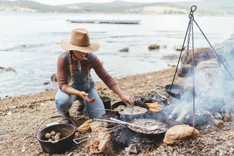 Breakfast Cornbread, Savory Cornbread Recipe, Pit Cooking, Campfire Breakfast, Savory Cornbread, Five Course Meal, Hot Coals, Fire Pit Cooking, Open Fire Cooking