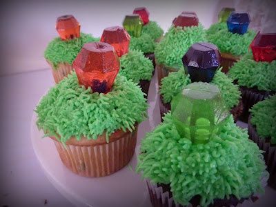 Rupees in grass cupcakes Zelda Birthday Party Ideas Diy, Zelda Food Ideas, The Legend Of Zelda Birthday Party, Zelda Birthday Party Food, Zelda Snacks, Link Birthday Party Zelda, Zelda Party Food, Zelda Birthday Party Ideas, Legend Of Zelda Birthday Party Ideas