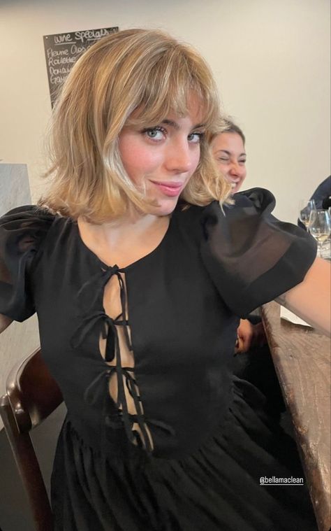 French Bob And Bangs, Blonde Bob And Fringe, Shaggy Fringe Bob, Blond Shaggy Bob, Short Bob Straight Hair Bangs, Bob And Fringe Hairstyles, Short Blonde Hair Fringe, Straight Shaggy Bob, Shoulder Hair Bangs