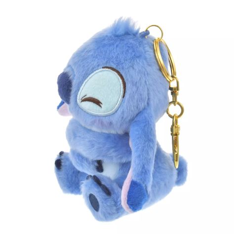 Gyutto Cute Collection will be released at Japan Disney Store on Aug 9, 2024~! "Gyutto Cute" is a happy stuffed animal series. Introducing a stuffed animal keychain of Stitch hugging himself "tightly".Stitch is hugging himself "tightly" and looking happy. His flushed cheeks are adorable, and just looking at him makes you feel relaxed. Since it is a keychain type, you can attach it to your bag, pouch, or anywhere you like and you can always be with your favorite Disney character. This heart-warmi Stitch Gifts Disney, Stitch Things, Stitch Keychain, Mickey Mouse Gifts, Disney Characters Christmas, Flushed Cheeks, Stitch Drawings, Lilo And Stitch Characters, Lilo And Stitch Merchandise