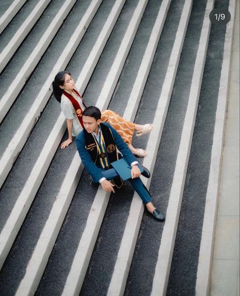 Graduation Photoshoot Ideas Couple, Photo Graduation Ideas, Graduation Photoshoot Aesthetic, Graduation Photoshoot Outdoor, Couple Graduation Poses, Graduation Couple Photoshoot, Couple Graduation Photoshoot, Graduation Photoshoot Men, Grad Photos Couple