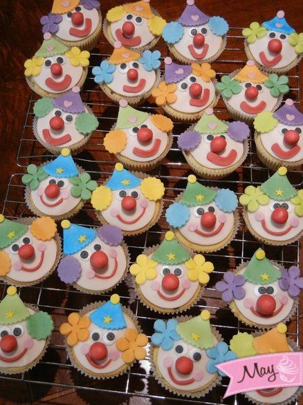 clown muffins Clown Cupcakes, Carnival Cupcakes, Cupcakes Design, Clown Cake, Fondant Flower Tutorial, Diy Carnival, Circus Cake, Clown Party, Kid Cupcakes