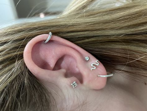 Triple Lobe Piercing Ideas, Lobe Piercing Ideas, Stacked Piercings, Triple Lobe, Triple Lobe Piercing, Green And Silver, Piercing Ideas, Lobe Piercing, Tragus