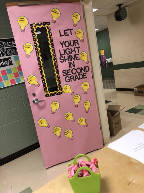 2nd grade classroom door ! Classroom Door Displays Primary, 2nd Grade Classroom Door Ideas, 2nd Grade Door Ideas, Easy Door Decorations Classroom Simple, 1st Grade Classroom Door Ideas, 3rd Grade Classroom Door Ideas, 2nd Grade Door Decorations, First Grade Door Decorations, Room Door Ideas