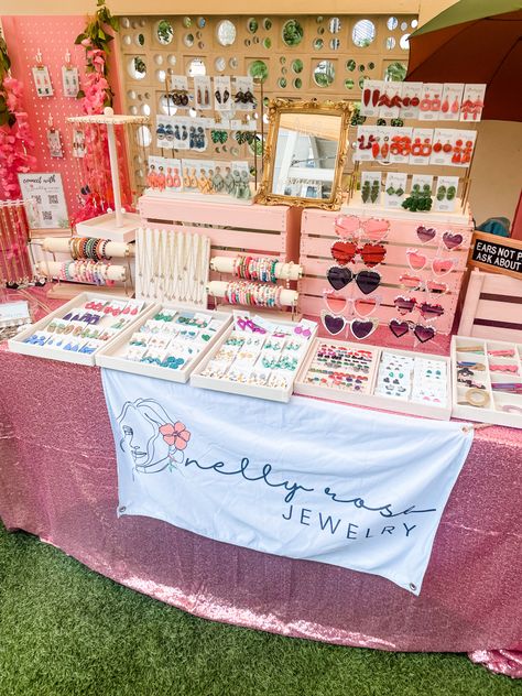 Market Booth Jewelry, Charm Displays For Craft Shows, Bracelet Stall Ideas, Jewellery Stall Ideas, Stud Earring Display Craft Show, Jewellery Stand Display, Pop Up Shop Table Display Ideas Jewelry, Small Business Fair Stand, Bracelet Vendor Display