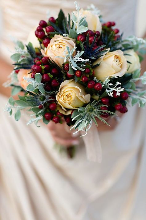 ivory roses, thistle and cranberries for an oirignal bouquet Christmas Wedding Bouquets, Winter Bridal Bouquets, Small Wedding Bouquets, Bridal Party Bouquets, Winter Wedding Bouquet, Winter Bouquet, Winter Wedding Flowers, Winter Wedding Inspiration, Christmas Flowers