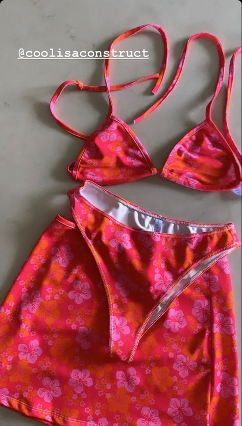 Emma Chamberlain Summer, Cute Fit Ideas, Hibiscus Clothing, Bathing Suit Body, Tan Blonde, Orange Swimwear, Pink Bathing Suits, Hibiscus Print, Pink Swimwear