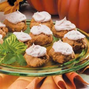 Pumpkin Drop Cookies, Iced Pumpkin Cookies, Pumpkin Cookies Easy, Drop Cookie Recipes, Pumpkin Cookie Recipe, Breakfast Rolls, Cream Cheese Cookies, Fall Cookies, Drop Cookies