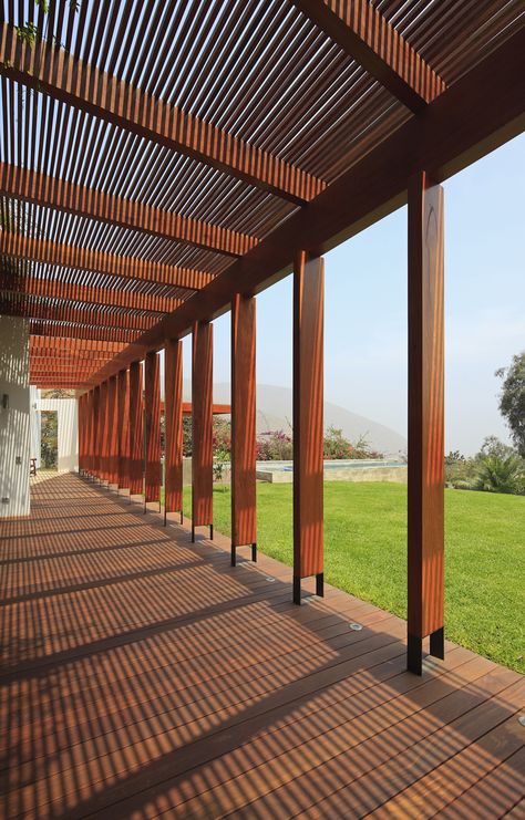 I love the slim/wide pillars and shadows that are cast here.  Nice details.  v.oid + diacrítica architecture: cyd house Covered Walkway, Modern Pergola, Pergola Kits, Pergola Plans, Shade Structure, Pergola Patio, Pergola Designs, Pergola Shade, Outdoor Design