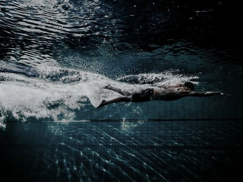 Guy Swimming Aesthetic, Boys Swimming Aesthetic, Swimmer Aesthetic Male, Male Swimmers, Professional Swimmers, Swimming Pictures, Professional Swimming, Swimmers Life, Swim Life