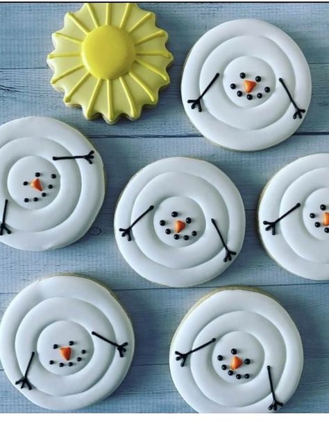 Circle Snowman Cookies, Cookie Decorating Simple, Minimalist Christmas Cookies, Easy Circle Cookie Designs, Royal Icing Cookies Designs Circle, Decorated Round Cookies, Flooding Cookies For Beginners, Snowflake Decorated Sugar Cookies, Winter Theme Cookies