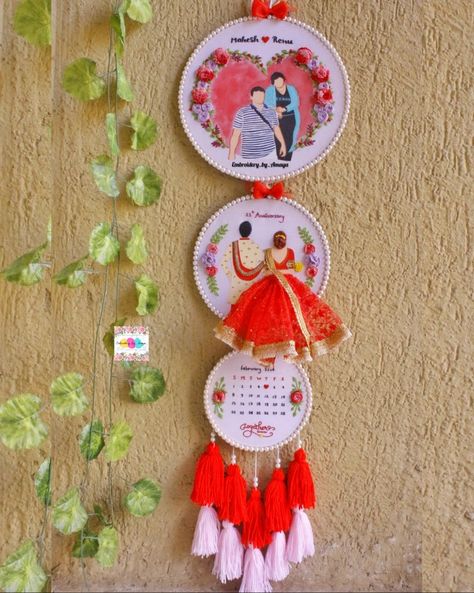 Hand Embroidery Frame Designs, Handmade Gifts For Wedding, Couple Embroidery Design, Embroidery Hoop Art Tutorial, Wedding Embroidery Hoop, Hearts Paper Crafts, Handmade Decorative Items, Embroidery Hoop Art Diy, Embroidery Frame