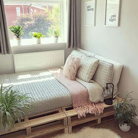 10 camas con palets DIY – I Love Palets Small Apartment Bedrooms, Diy Pallet Sofa, Pallet Bed, Cute Bedroom Ideas, Dekorasi Kamar Tidur, Pallet Furniture Bedroom, Teen Bedroom Decor, Spare Bedroom, Furniture Bedroom