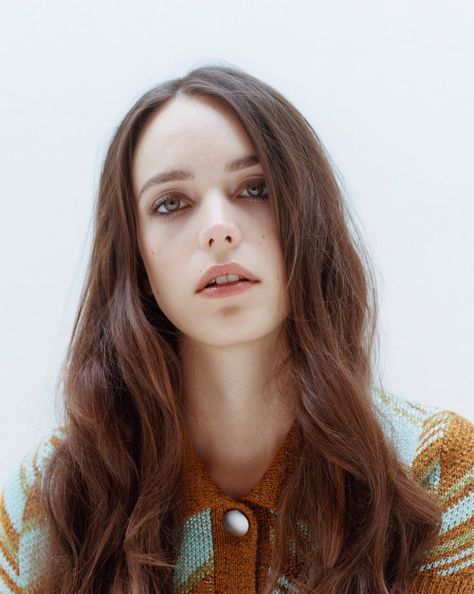 Stacy Martin Stacy Martin, Charlotte Gainsbourg, Healthy Lifestyle Motivation, Beauty Pictures, Inspirational Women, Fitness Inspiration, Brown Hair, Pretty People, Fashion Beauty