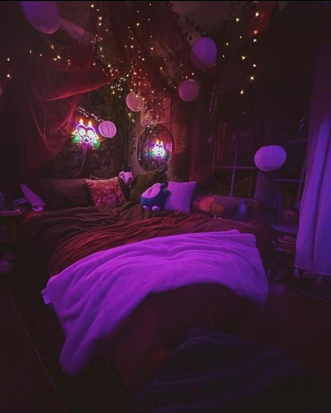 Trippy Rooms Bedrooms, Black Light Room, Trap Aesthetic, Internal Beauty, Purple Bedroom Decor, Hangout Room, Hippy Room, Chill Room, Bedroom Decor For Teen Girls