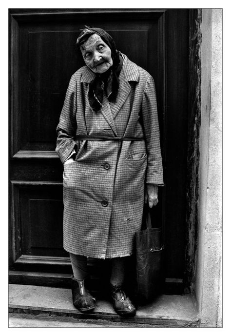 Sabine Weiss, Willy Ronis, Street Photography People, Parisian Art, Robert Doisneau, Walker Art, New York Times Magazine, School Photography, French Photographers