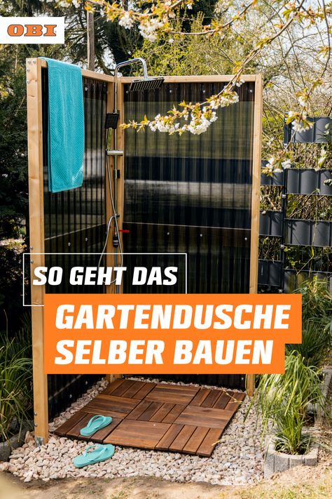 Es ist heiß und du sonnst dich in deinem Garten. Irgendwann brauchst du unbedingt eine Abkühlung. Was läge näher, als gleich unter die Gartendusche zu hüpfen und dich dort zu erfrischen! Wir zeigen dir, wie du deine DIY-Ideen umsetzen kannst. Übrigens kannst du unsere Idee zur Außendusche auch wunderbar dazu nutzen, deine vom Sandkasten verdreckten Kinder vom groben Schmutz zu befreien. Schau dir jetzt unsere Anleitung für deine individuelle Dusche im Garten an! Backyard Porch, Outdoor Bathrooms, Outdoor Inspirations, Green Garden, Mini Garden, Balcony Garden, Backyard Oasis, Outdoor Style, Dream Garden