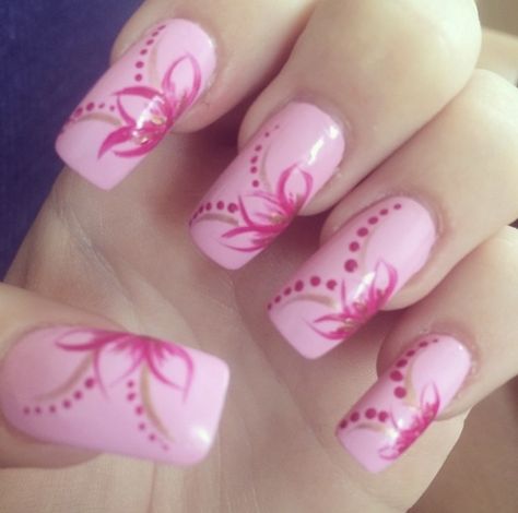 A throw back to an old school flower pattern! Will this ever come back in fashion for the nail world? Old School Flower Nails, Old School Flower Nail Design, Old Fashion Nail Designs, Old School Nail Designs, Old School Nails, Mcbling Nails, Md Nails, Greece Nails, Tropical Y2k