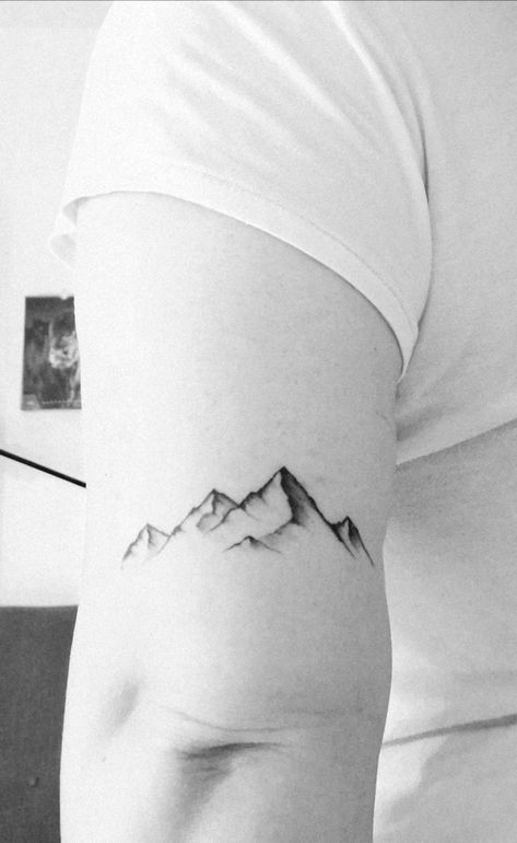 Utah Tattoo Ideas, Hiker Tattoo, Tattoo Berge, Mountain Tattoos For Women, Small Mountain Tattoo, Moutain Tattoos, Mountain Tattoo Simple, Sunset Tattoos, Wolf Tattoo Design