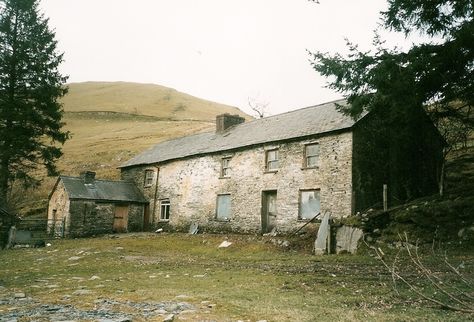 Old Irish Stone Houses, Welsh Architecture, Welsh Farmhouse, Irish Farmhouse, Welsh Cottage, Stone Cabin, Welsh Countryside, Old Abandoned Buildings, Agricultural Buildings