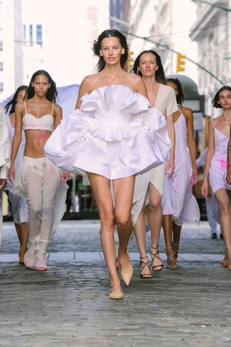 Prabal Gurung Spring 2025 Ready-to-Wear Runway, Fashion Show & Collection Review [PHOTOS] Spring Summer 2025 Runway, 2025 Runway, Spring Summer Runway, Summer Runway, Summer 2025, Spring 2025, Show Collection, Prabal Gurung, Fashion Runway