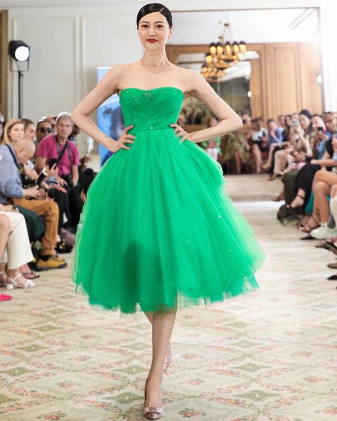 LOOK 16 LIULISI PARIS green dress-length skirt with sewn-on Swarovski green crystal beads and green glitter. The green gown-length skirt is cut with a separate overlay in the back, like a tuxedo tail, creating a fluffy look. Tuxedo With Tails, 2023 Couture, Paris Green, Green Gown, Green Crystal, Green Glitter, Winter 2023, Green Crystals, Green Dress