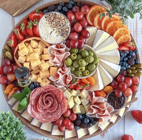 Charcuterie Board Meats, Charcuterie Appetizers, Amazing Food Platters, Decorações Com Comidas, Snack Platter, Party Food Buffet, Catering Ideas Food, Charcuterie Inspiration, Charcuterie Platter