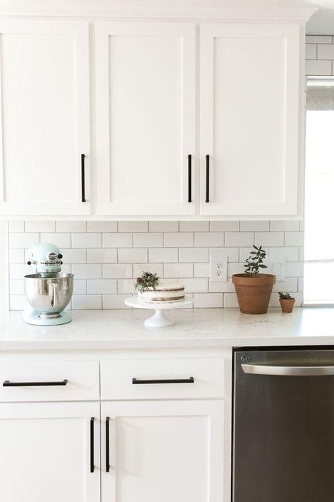 Kitchen Diy Makeover, Diy Kitchen Renovation, Diy Kitchen Remodel, Kitchen Remodel Design, Classic Kitchen, White Kitchen Design, Diy Kitchen Cabinets, White Kitchen Cabinets, Kitchen Remodel Idea