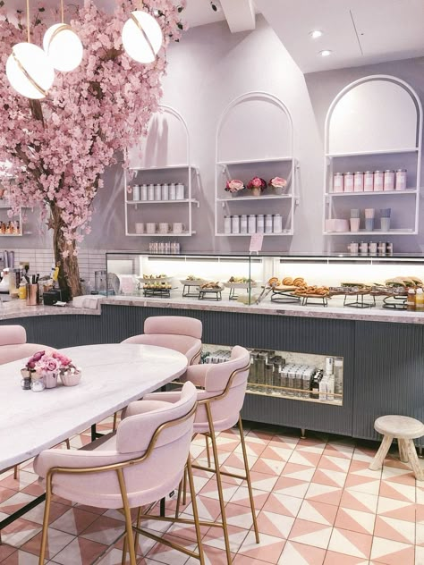 Élan Café, la famosa cafetería rosa y londinense de Instagram | Fahrenheit Magazine New England Aesthetic Interior, Salon Interior Design Ideas, Beauty Salon Interior Design, Café Design, Pink Cafe, England Aesthetic, Hair Salon Interior, Decoration Restaurant, Coffee Shops Interior