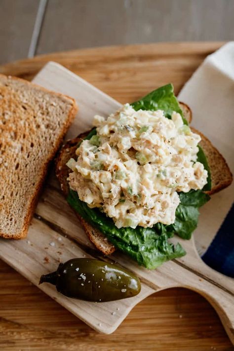 Nostalgic, comforting and packed with protein, my Mom’s simple and delicious Tuna Salad made with egg and dill pickle is a family favorite. Not only is it healthy, it's also versatile! Perfect for filling sandwiches, adding protein to a mixed green salad or for scooping up with crackers, this is a recipe you're sure to play on repeat. Protein Enriched Foods, Filling Sandwiches, Seafood Cakes, Bueno Recipes, Tuna Egg Salad, Burgers Healthy, Burger Wrap, Post Workout Meals, Tuna Nicoise Salad