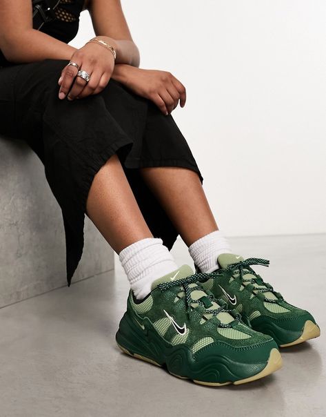 Nike Tech Hera Outfit, Green Sneakers Outfit, Dark Green Sneakers, Green Nikes, Nike Tech Hera, Green Nike Shoes, Air Max 90s, Green Trainers, Flip Flop Boots