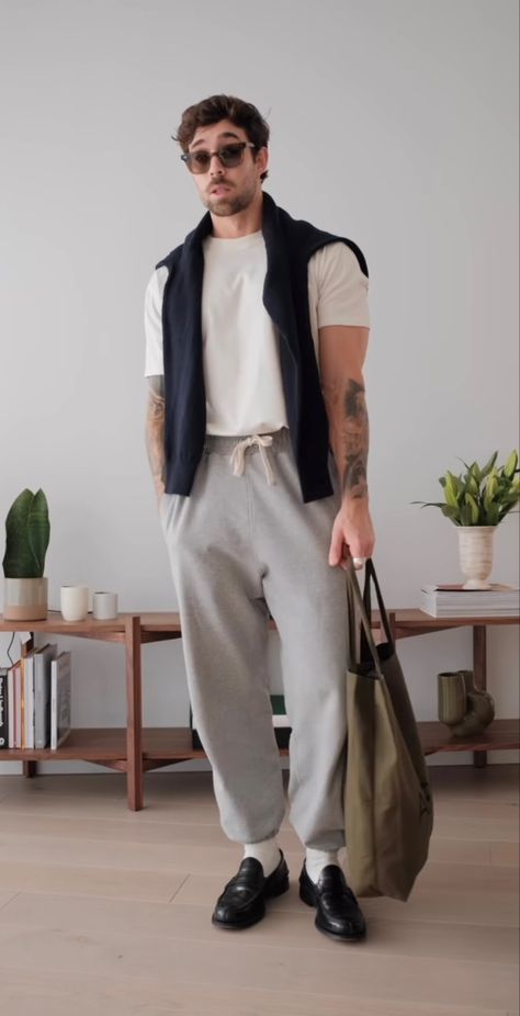 Men Lounge Outfit, Museum Outfit Men, Minimalist Outfit Men, Daniel Simmons, Black Shoes Outfit, Lounge Wear Men, Loafer Outfits, Spring Trends Outfits, Loafers Outfit