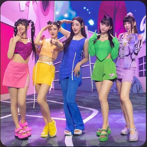 Kpop Costume, Orange Outfits, New Jeans Style, Foto Poses, Girl Bands, Powerpuff Girls, Performance Outfit, Kpop Outfits, Stage Outfits