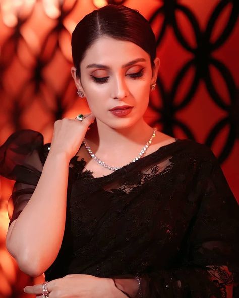 Saree Dp, Pakistani Makeup Looks, Good Makeup, Dark Beauty Photography, Be More Confident, Celebrity Makeup Looks, Pakistani Celebrities, Stylish Dpz, Ayeza Khan