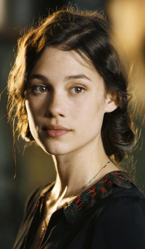 astrid berges-frisbey Headshots Theatre, Female Reference Face, Theatre Headshots, Interesting Faces To Draw, Astrid Berges Frisbey, Grand Theatre, 얼굴 드로잉, Photographie Portrait Inspiration, Face Drawing Reference