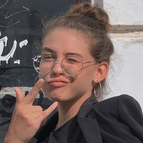 Glasses Inspiration Women, Girl With Eyeglasses Aesthetic, Cool Glasses For Women, Cute Glasses Aesthetic, Interesting Glasses, Glasses Women Fashion Eyeglasses, Billie Eilish Ocean Eyes, Bangs And Glasses, Wire Glasses