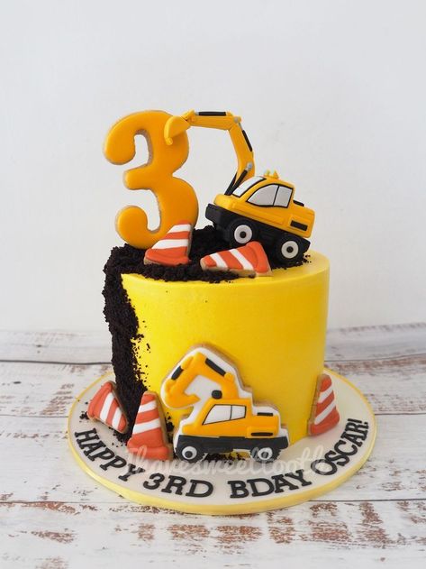 Cake With Construction Trucks, Construction Vehicle Birthday Cake, Construction Vehicles Cake, Construction Vehicle Birthday Party, Vehicle Birthday Cake, Vehicle Theme Cake, Construction Cake Ideas, Construction Vehicle Cake, Excavator Birthday Cake