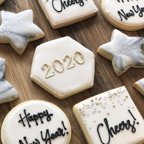 Decor Element on Instagram: “Cheers to a new decade of possibilities ✨🥂 👉 credit: @thesweetestthingcake . . . . . . . . . . . #happynewyear #newyear #2020vision #2020…” New Years Cookies Decorated, Cookie Decorations, Cookie Ideas, Baking Sweets, January 1, Decorated Cookies, Sugar Cookies Decorated, Cookie Decorating, Sugar Cookies