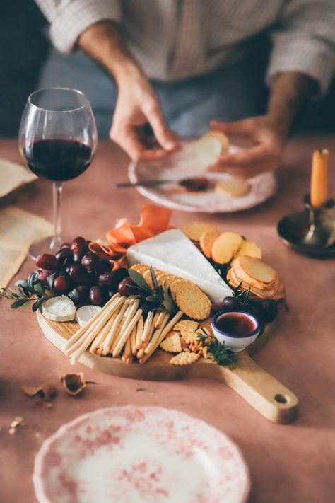 Charcuterie Photography Food Styling, Horizontal Food Photography, Charcuterie Board Photography, Cheese Photography Food Styling, Charcuterie Photography, Picture Food, Wine Photography, Restaurant Photography, Charcuterie Inspiration